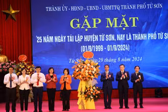 Lãnh đạo tỉnh Bắc Ninh tặng hoa chúc mừng Đảng bộ, chính quyền và nhân dân thành phố Từ Sơn.