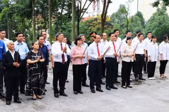 Đoàn đại biểu tỉnh Bắc Ninh thành kính dâng hương trước Tượng đài đồng chí Hoàng Quốc Việt.