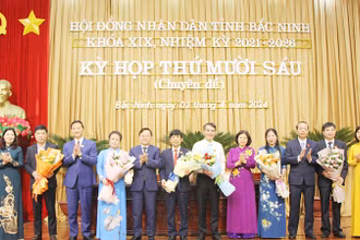 Lãnh đạo tỉnh Bắc Ninh tặng hoa chúc mừng các đồng chí được miễn nhiệm và bầu bổ sung tại Kỳ họp thứ 16 Hội đồng nhân dân tỉnh.
