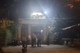 Phía ngoài hiện trường đêm xảy ra vụ án mạng nghiêm trọng.