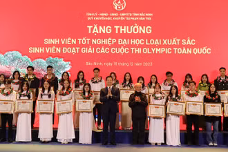 Đại tướng Phạm Văn Trà tặng thưởng và chụp ảnh lưu niệm với các sinh viên có thành tích xuất sắc tại buổi tọa đàm "Bắc Ninh - Khát vọng bay cao"