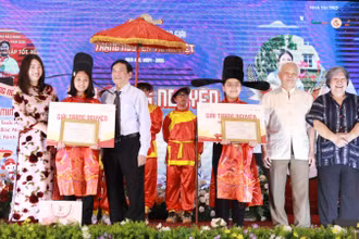 Trạng nguyên Tiếng Việt toàn quốc Nguyễn Thị Minh Thảo, học sinh lớp 4, Trường tiểu học Suối Hoa, thành phố Bắc Ninh (thứ 3 từ phải sang) tại lễ trao giải.