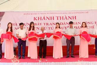 Cắt băng khánh thành nhà trưng bày tranh dân gian Đông Hồ Nghệ nhân ưu tú Nguyễn Đăng Chế.