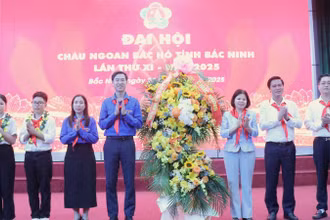 Lãnh đạo tỉnh Bắc Ninh tặng hoa chúc mừng Đại hội.
