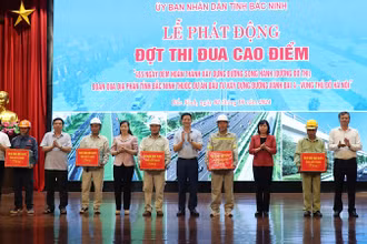 Lãnh đạo tỉnh Bắc Ninh tặng quà, động viên các đơn vị thi công.