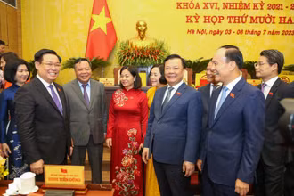 Chủ tịch Quốc hội Vương Đình Huệ với các đại biểu dự phiên khai mạc Hội đồng nhân dân thành phố Hà Nội sáng 3/7. (Ảnh: Duy Linh)