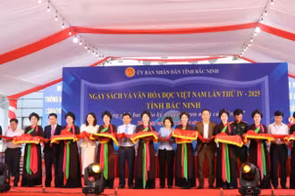 Các đại biểu cắt băng khai mạc Ngày sách và Văn hóa đọc Việt Nam lần thứ 4 tại Bắc Ninh.