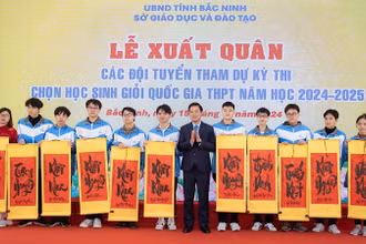 Phó Chủ tịch Ủy ban nhân dân tỉnh Bắc Ninh Lê Xuân Lợi tặng chữ, động viên các đội tuyển của tỉnh tại Lễ xuất quân tham dự kỳ thi học sinh giỏi năm học 2024-2025.