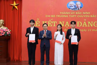 Bí thư Tỉnh ủy Bắc Ninh trao Quyết định kết nạp Đảng cho 3 đồng chí đảng viên mới.