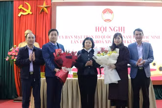 Lãnh đạo tỉnh Bắc Ninh tặng hoa chúc mừng các đại biểu vừa được hội nghị hiệp thương để kiện toàn công tác cán bộ tại Ủy ban Mặt trận Tổ quốc Việt Nam tỉnh.