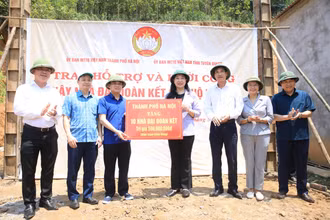 Ủy ban Mặt trận tổ quốc Hà Nội hỗ trợ Ủy ban Mặt trận Tổ quốc tỉnh Tuyên Quang 500 triệu đồng xây dựng nhà đại đoàn kết. 