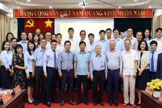 Các đại biểu chụp ảnh kỷ niệm tại hội thảo.