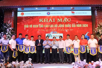 Ban Tổ chức trao Cờ lưu niệm tặng các Câu lạc bộ tham dự.