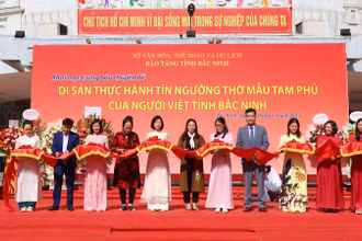 Các đại biểu cắt băng khai mạc chuyên đề trưng bày.