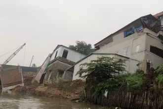 Sạt lở đất ngoài bãi đê tại phường Vạn An, thành phố Bắc Ninh.