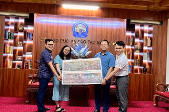 Sở Giáo dục và Đào tạo tỉnh Bắc Ninh đón nhận ấn phẩm đặc biệt của Báo Nhân Dân.