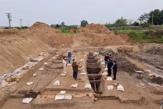 Khu vực hố khai quật hai thuyền cổ tại phường Hà Mãn, thị xã Thuận Thành, tỉnh Bắc Ninh.