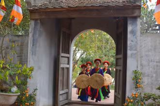 Các liền chị Quan họ nhí đi trẩy hội Xuân.