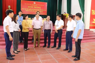 Các đại biểu Quốc hội tỉnh Bắc Ninh tiếp xúc cử tri tại xã Quảng Phú, huyện Lương Tài.