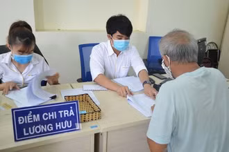 Một điểm chi trả lương hưu tại Hà Nội.