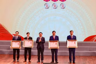 Bí thư Tỉnh ủy Bắc Ninh Nguyễn Anh Tuấn trao Huân chương Lao động cho các cá nhân.