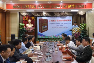 Lễ ra mắt và trao tặng sách "Dòng họ Nguyễn Đức - Quận công làng Quế Ổ".