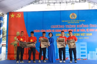 Phụ san đặc biệt kỷ niệm 50 năm Ngày Giải phóng miền nam, thống nhất đất nước của Báo Nhân Dân đến với công nhân, người lao động Bắc Ninh.