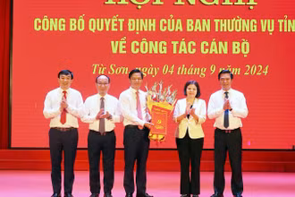 Các đồng chí lãnh đạo tỉnh tặng hoa chúc mừng đồng chí Lưu Đình Thực, tân Bí thư Thành ủy Từ Sơn.