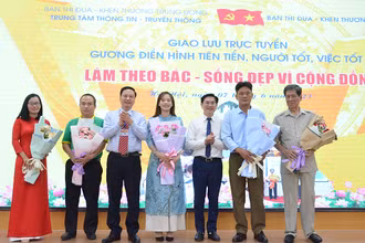 Lãnh đạo Ban Thi đua - Khen thưởng Trung ương tặng hoa chúc mừng các điển hình giao lưu tại chương trình.