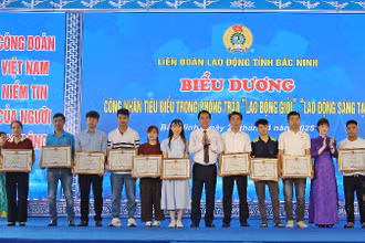 Lãnh đạo tỉnh Bắc Ninh cùng đại diện Tổng Liên đoàn Lao động Việt Nam trao Bằng khen tặng công nhân tiêu biểu trong phong trào thi đua “Lao động giỏi, lao động sáng tạo”.