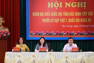 Các đại biểu Quốc hội tỉnh Bắc Ninh tiếp xúc cử tri tại xã Yên trung, huyện Yên Phong. 