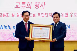 Thừa ủy quyền, Bí thư Tỉnh ủy Bắc Ninh trao Huân chương Hữu nghị tặng Tổng Giám đốc Tổ hợp Samsung Việt Nam.