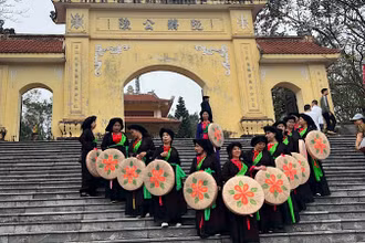 Các liền chị xúng xính trong áo mớ ba mớ bảy trẩy hội Lim.