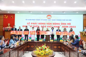 Đại diện Mặt trận Tổ quốc thành phố tiếp nhận đăng ký ủng hộ của các đơn vị. 