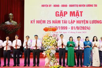 Các đồng chí lãnh đạo tỉnh Bắc Ninh tặng hoa chúc mừng huyện Lương Tài.