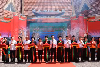 Các đại biểu cắt băng khai mạc "Không gian văn hóa, du lịch Bắc Ninh trong lòng Hà Nội".