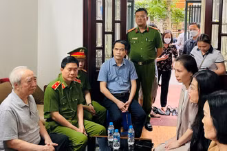Lãnh đạo Sở Lao động- Thương binh và Xã hội Hà Nội chia sẻ, động viên với thân nhân các nạn nhân vụ cháy.
