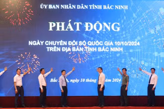 Các đại biểu phát động Ngày Chuyển đổi số quốc gia.