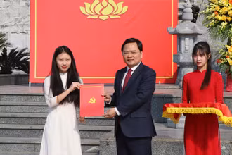 Đồng chí Nguyễn Anh Tuấn, Ủy viên Trung ương Đảng, Bí thư Tỉnh ủy Bắc Ninh trao Quyết định kết nạp đảng viên mới.