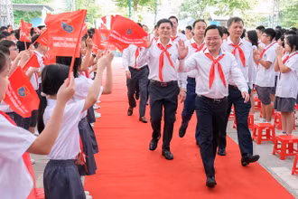 Đồng chí Nguyễn Anh Tuấn, Bí thư Tỉnh ủy Bắc Ninh dự lễ khai giảng với thầy và trò Trường Trung học cơ sở Nguyễn Đăng Đạo, thành phố Bắc Ninh.
