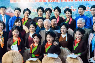 Tổng Bí thư Nguyễn Phú Trọng chụp ảnh kỷ niệm với các liền anh, liền chị quan họ.