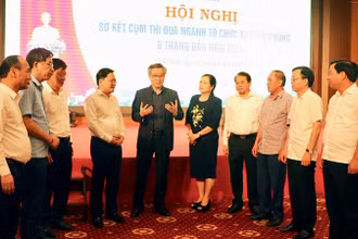 Các đồng chí lãnh đạo Ban Tổ chức Trung ương, Bí thư Tỉnh ủy Bắc Ninh trao đổi cùng các đại biểu tham dự hội nghị.