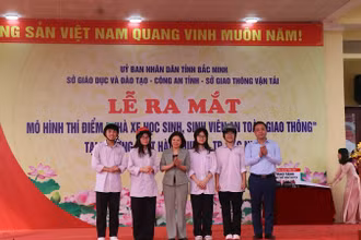 Lãnh đạo tỉnh Bắc Ninh, Sở Giáo dục và Đào tạo tặng mũ bảo hiểm cho học sinh.