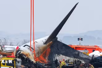 Hiện trường vụ tai nạn máy bay của hãng Jeju Air ở Muan, Hàn Quốc. (Ảnh: Yonhap/TTXVN)