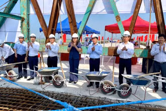 Các đại biểu thực hiện nghi thức hợp long cầu vượt sông Đáy. (Ảnh: YẾN TRINH)