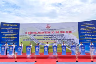 Các đại biểu bấm nút khởi công Dự án đầu tư xây dựng tuyến đường bộ cao tốc Ninh Bình-Hải Phòng, đoạn qua tỉnh Ninh Bình. 