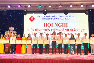 Các tập thể được tuyên dương, khen thưởng tại hội nghị.