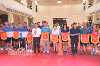 Ban tổ chức trao cờ lưu niệm cho các đoàn tham dự giải. (Ảnh: Báo Ninh Bình)
