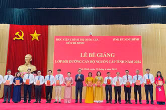 Đồng chí Đoàn Minh Huấn, Ủy viên Trung ương Đảng, Bí thư Tỉnh ủy Ninh Bình trao Chứng nhận tốt nghiệp cho các học viên.