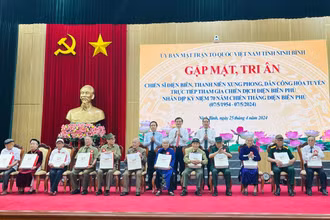 Dịp này, các đồng chí lãnh đạo tỉnh Ninh Bình đã trân trọng trao tặng quà của Tỉnh ủy, HĐND, UBND, Ủy ban Mặt trận Tổ quốc Việt Nam tỉnh cho các chiến sĩ Điện Biên, thanh niên xung phong, dân công hỏa tuyến trực tiếp tham gia Chiến dịch Điện Biên Phủ.